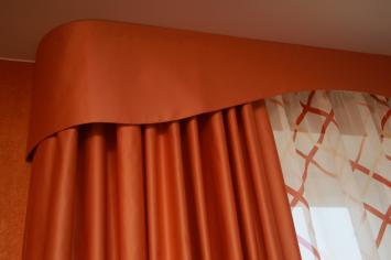 Яркие шторы с ламбрекеном в спальню